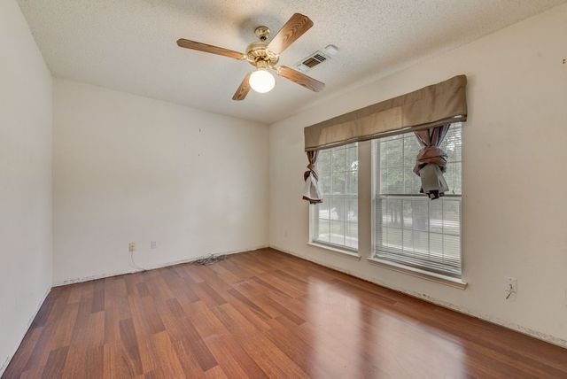 1022 Oak Tree Drive, Fort Worth, TX 76140