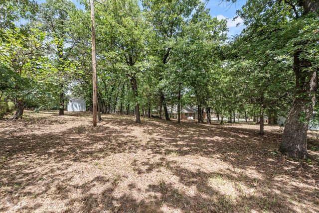 1022 Oak Tree Drive, Fort Worth, TX 76140