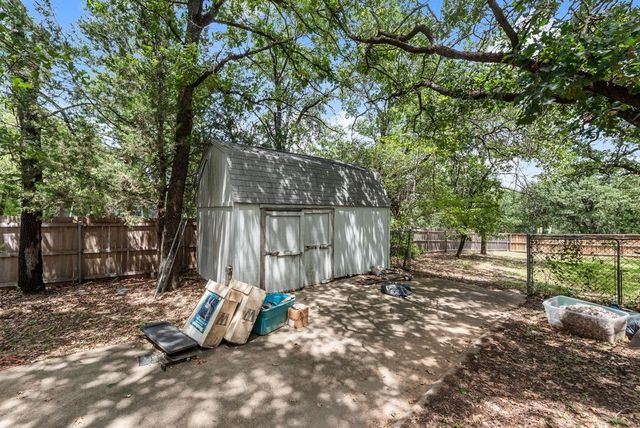 1022 Oak Tree Drive, Fort Worth, TX 76140