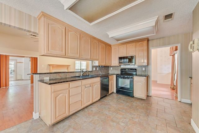 1022 Oak Tree Drive, Fort Worth, TX 76140