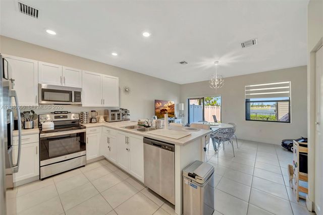 11295 W 34th Way, Hialeah, FL 33018