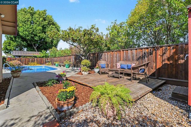 340 Greenway Dr, Martinez, CA 94553