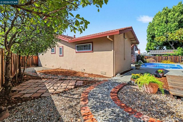 340 Greenway Dr, Martinez, CA 94553