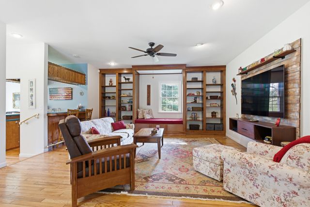 293 E Piney Rd, Dickson, TN 37055