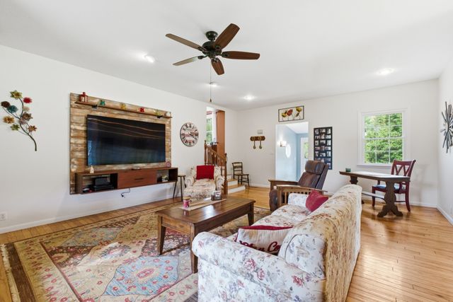 293 E Piney Rd, Dickson, TN 37055