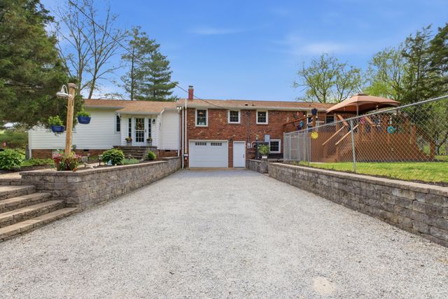 293 E Piney Rd, Dickson, TN 37055