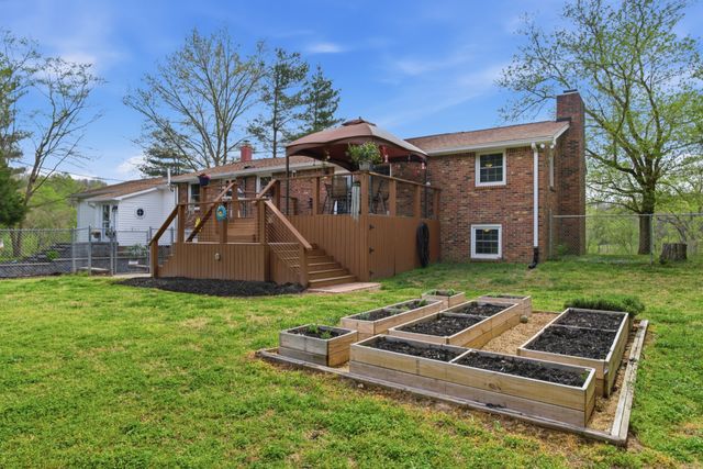 293 E Piney Rd, Dickson, TN 37055