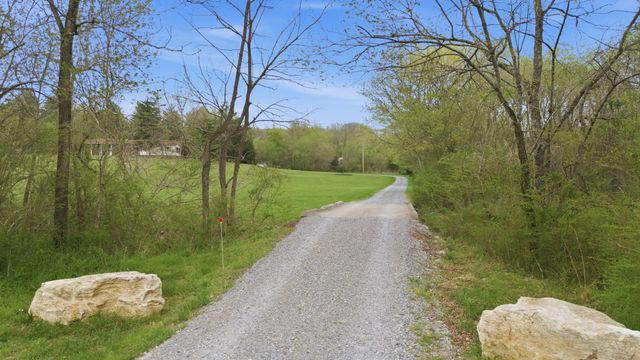 293 E Piney Rd, Dickson, TN 37055