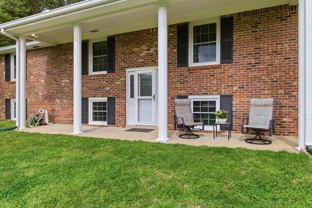 293 E Piney Rd, Dickson, TN 37055