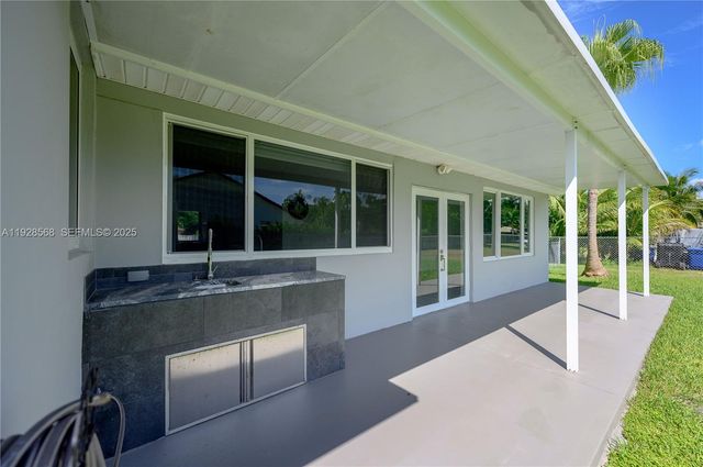 8995 SW 158th St, Palmetto Bay, FL 33157