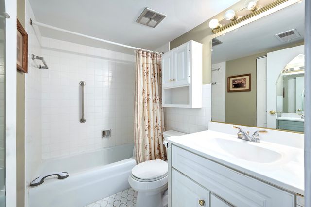 8025 WOODGLEN Lane 207, Downers Grove, IL 60516