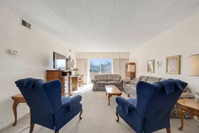 8025 WOODGLEN Lane 207, Downers Grove, IL 60516