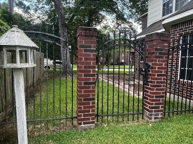 4508 Park Shadow Drive, Baytown, TX 77521