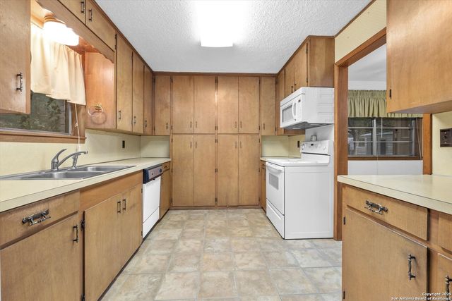 616 Ridgecrest, New Braunfels, TX 78130