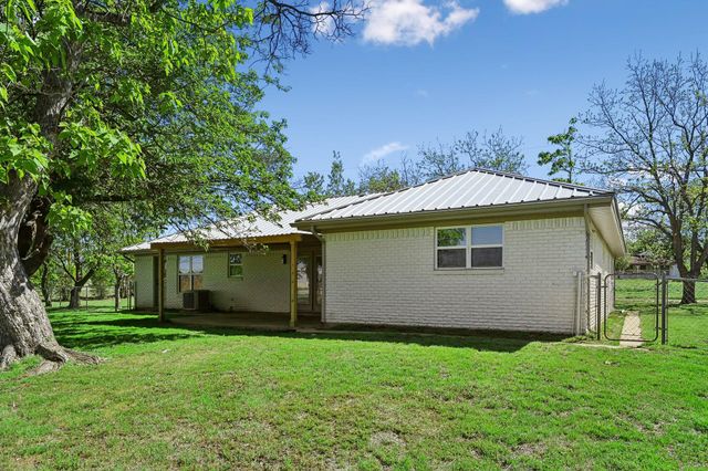 913 N Main Street, Springtown, TX 76082