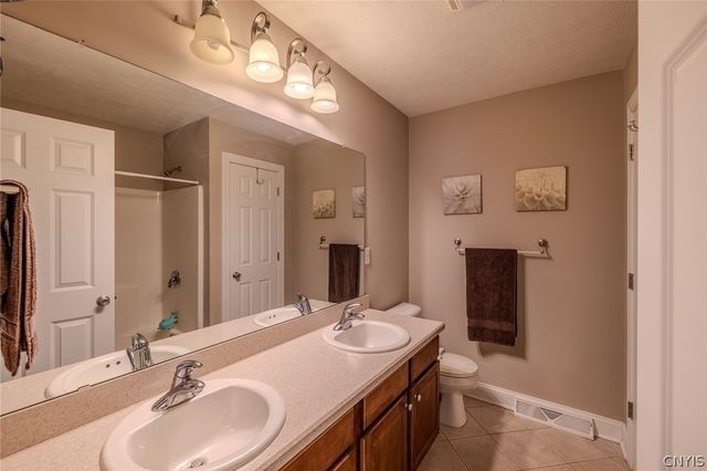 8782 Wedgefield Lane, Cicero, NY 13039