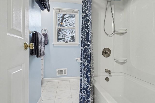 26 Timberline Dr, Penfield, NY 14526