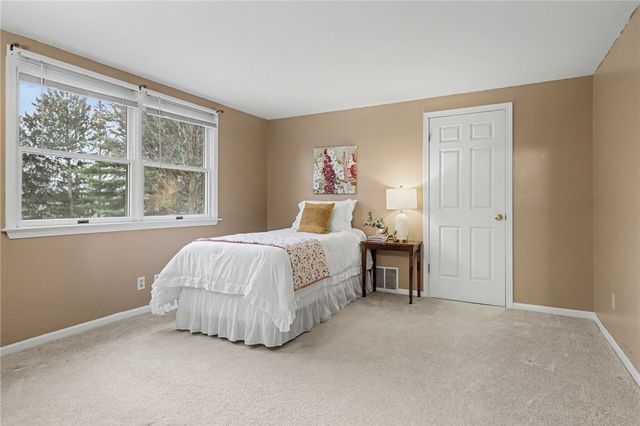 26 Timberline Dr, Penfield, NY 14526