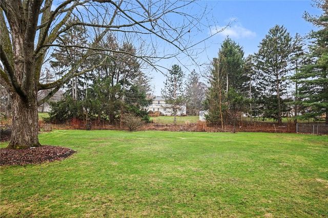 26 Timberline Dr, Penfield, NY 14526