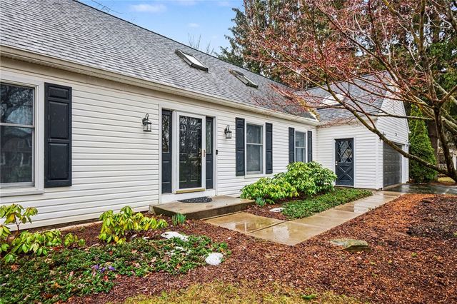 26 Timberline Dr, Penfield, NY 14526