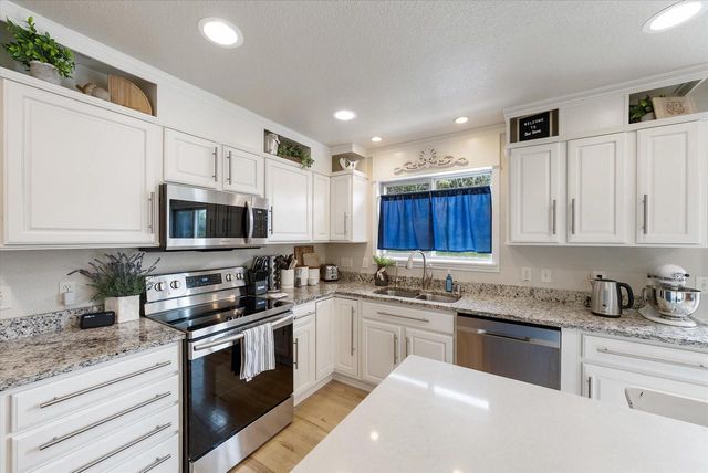 W273N2420 Arlington COURT, Pewaukee, WI 53072