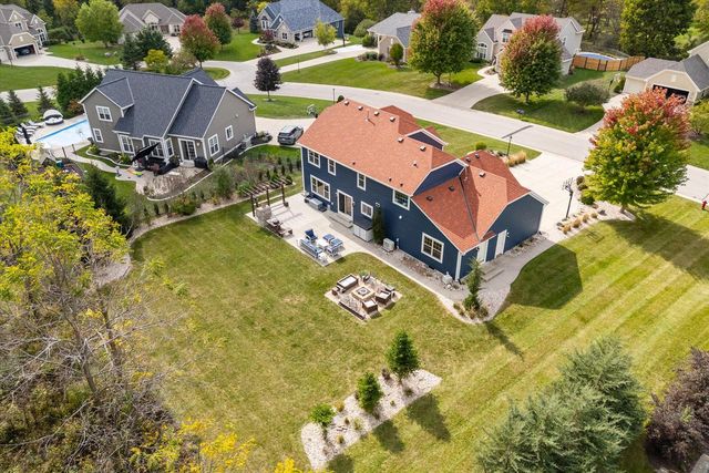 W273N2420 Arlington COURT, Pewaukee, WI 53072