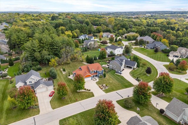 W273N2420 Arlington COURT, Pewaukee, WI 53072