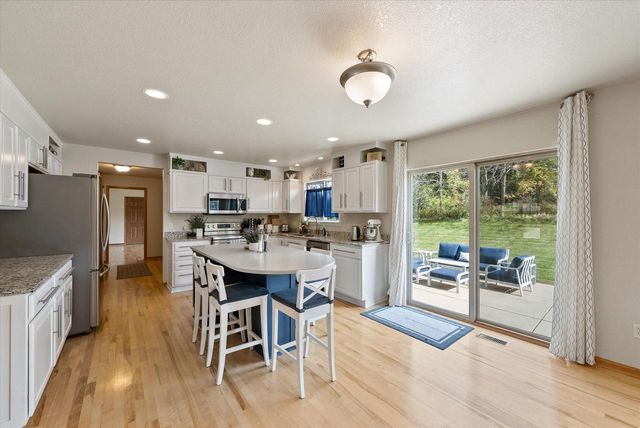 W273N2420 Arlington COURT, Pewaukee, WI 53072