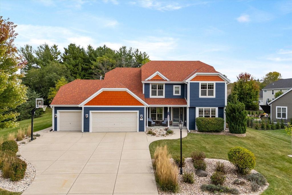 W273N2420 Arlington COURT, Pewaukee, WI 53072