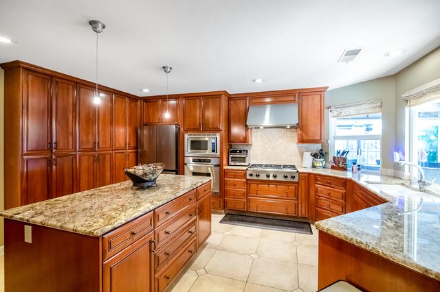 6001 W Mary Court, Visalia, CA 93277