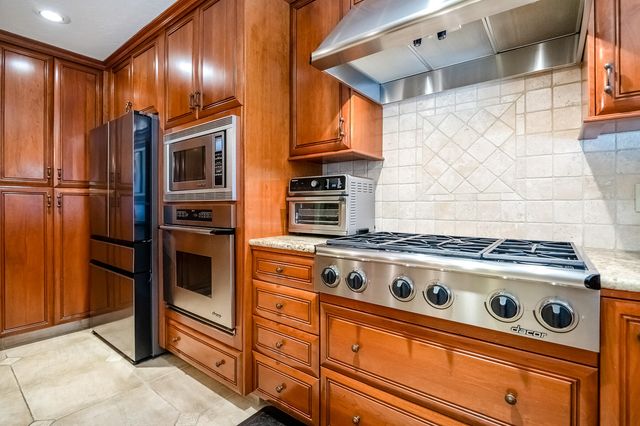 6001 W Mary Court, Visalia, CA 93277