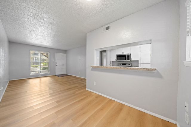 4211 Holland Avenue 105, Dallas, TX 75219