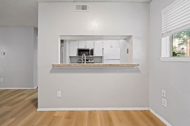 4211 Holland Avenue 105, Dallas, TX 75219