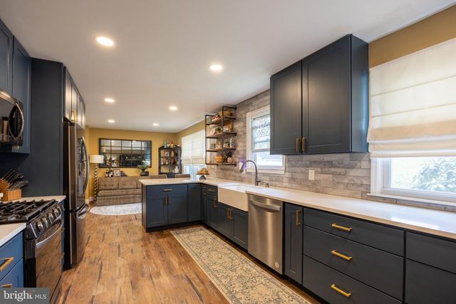 30 CEDAR CREEK DR, Laurel Springs, NJ 08021