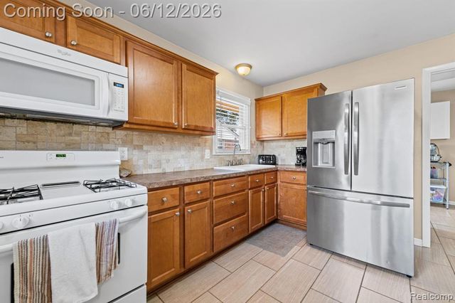 18525 Hinton Street, Riverview, MI 48193