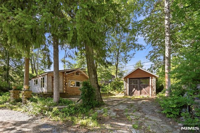 16 Allegheny Avenue, West Milford, NJ 07480