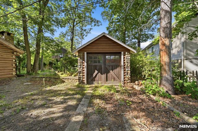 16 Allegheny Avenue, West Milford, NJ 07480