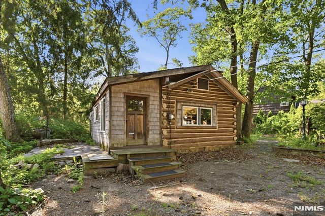 16 Allegheny Avenue, West Milford, NJ 07480