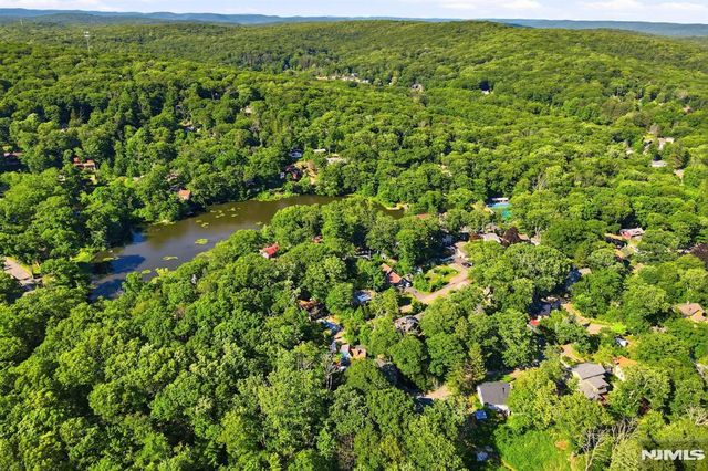 16 Allegheny Avenue, West Milford, NJ 07480