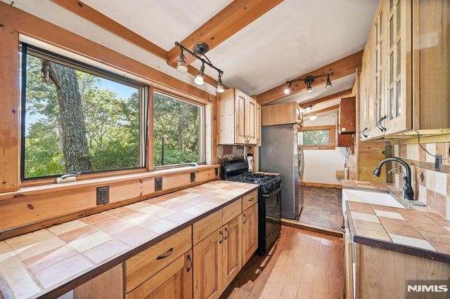 16 Allegheny Avenue, West Milford, NJ 07480