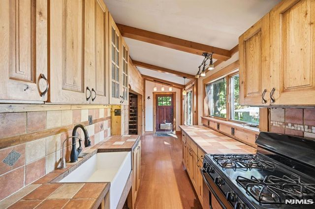 16 Allegheny Avenue, West Milford, NJ 07480