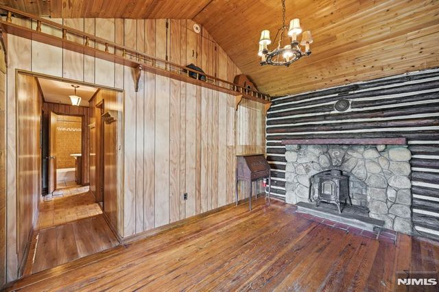 16 Allegheny Avenue, West Milford, NJ 07480