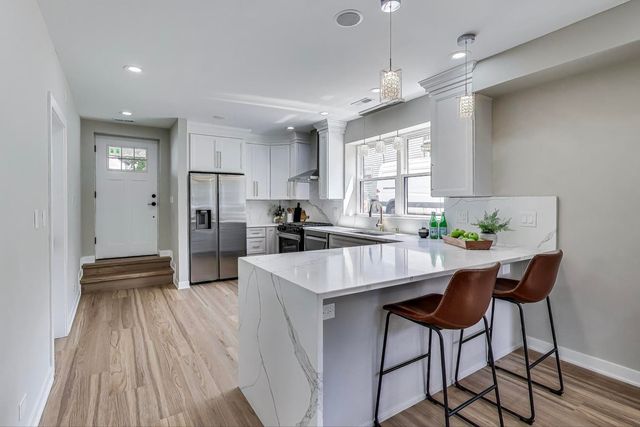 4305 N Mobile Avenue, Chicago, IL 60634