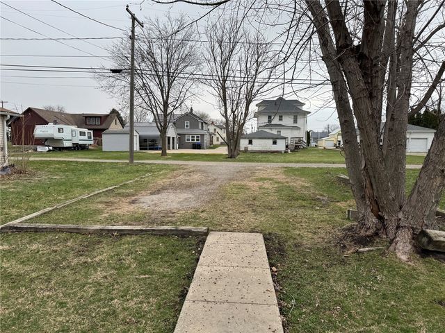 907 6th Avenue, Belle Plaine, IA 52208