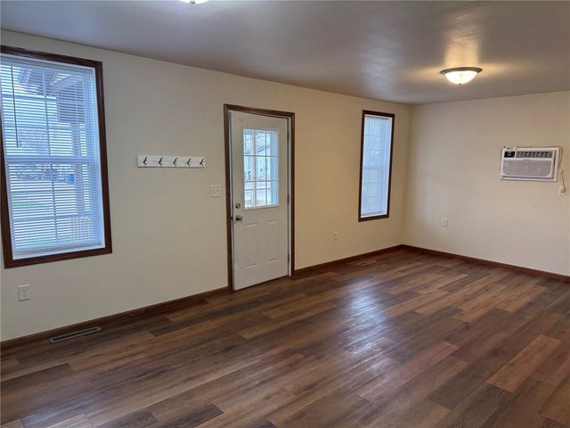 907 6th Avenue, Belle Plaine, IA 52208