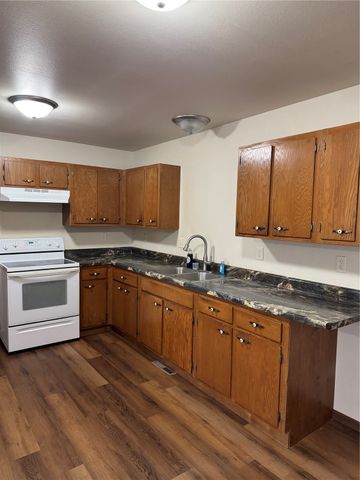 907 6th Avenue, Belle Plaine, IA 52208