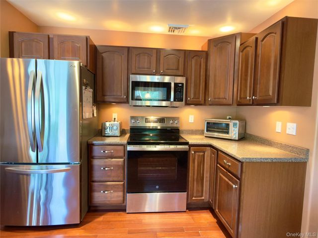 9 Robert Drive, Hyde Park, NY 12538