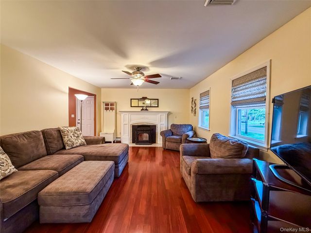 9 Robert Drive, Hyde Park, NY 12538