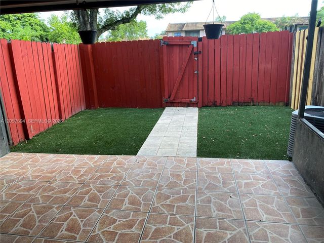 10537 NW 8th Street, Pembroke Pines, FL 33026