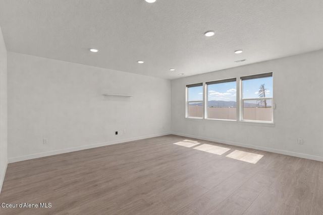 11781 N Banford Ln, Rathdrum, ID 83858